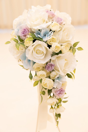 白い花を使ったブーケの画像