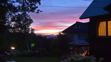 施設の正面 (日没後) / 1