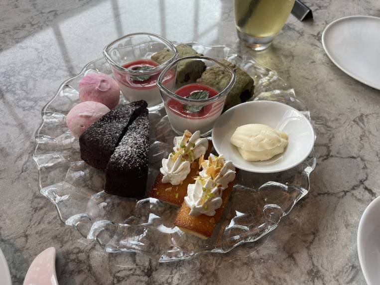 目から幸せになる
アフタヌーンティーを / 2