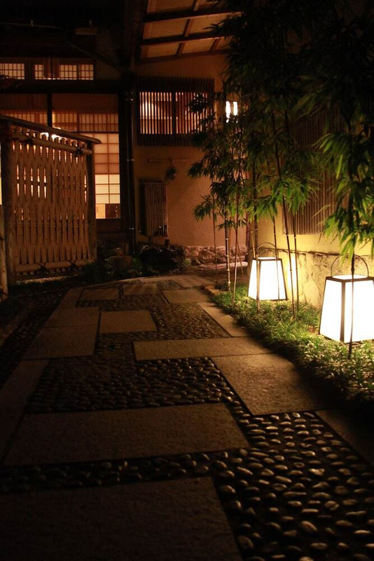 施設の正面 (日没後)