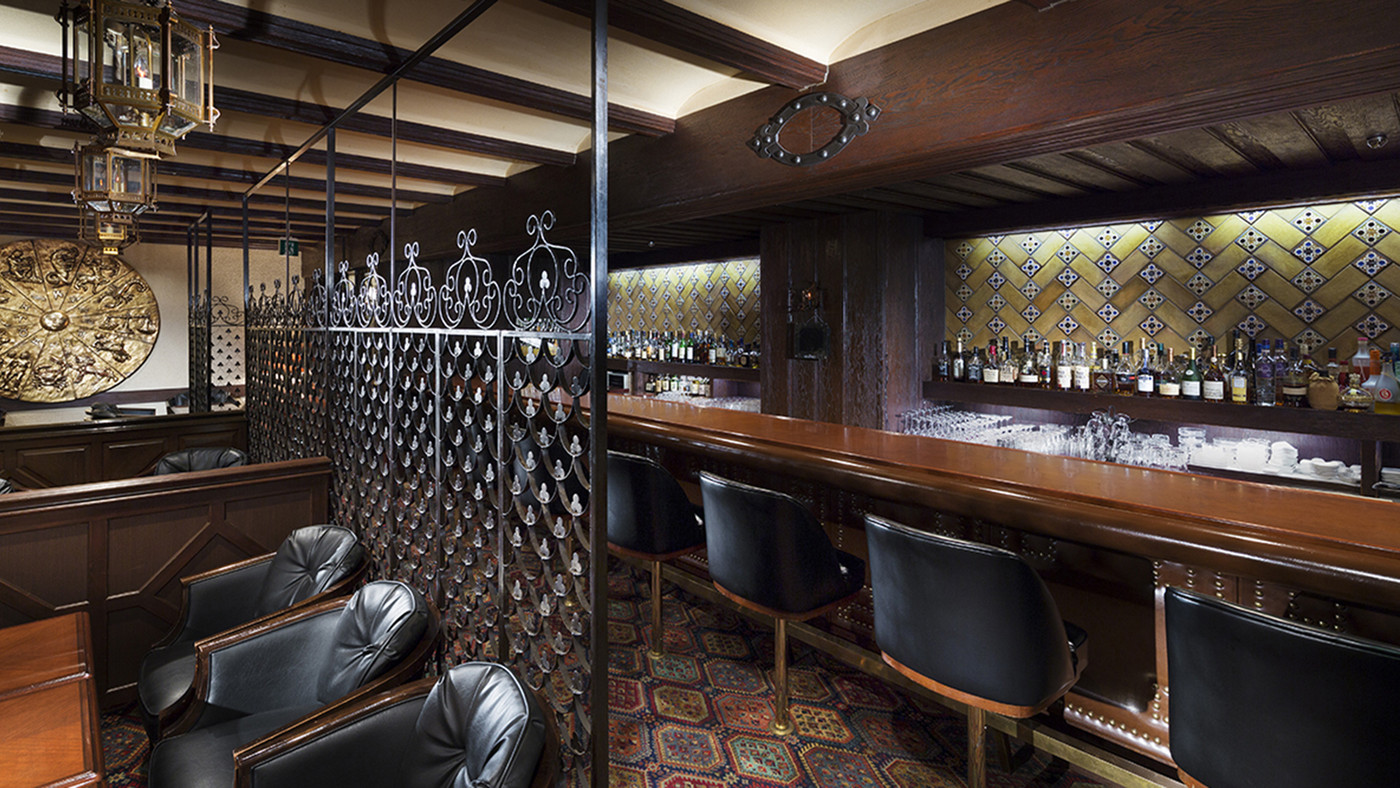 老舗ホテルの地下の隠れ家3917559