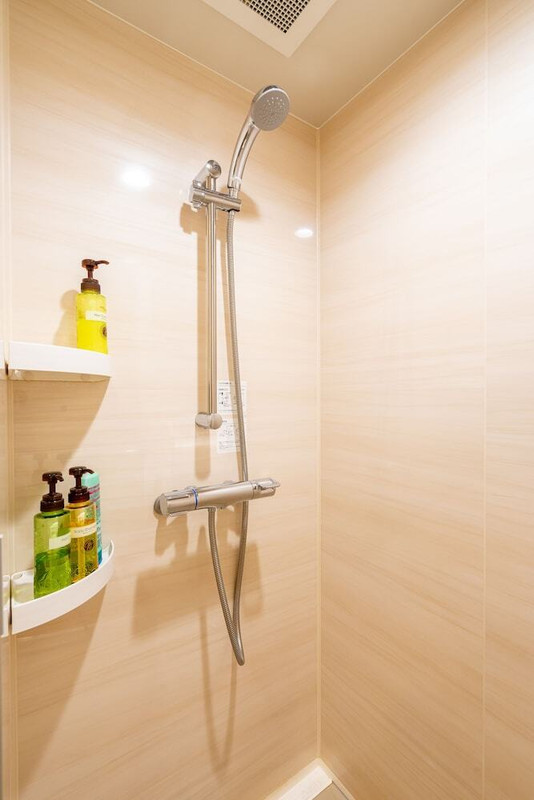 バスルームのシャワー