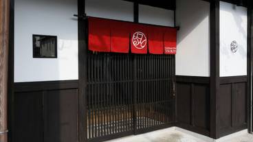 施設の正面 (日没後) / 2