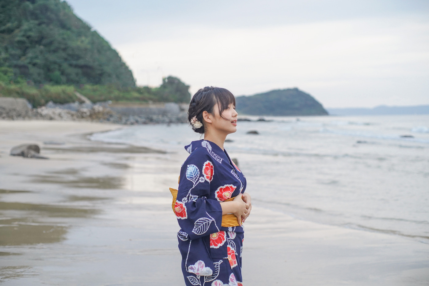 海で佇む浴衣の女性