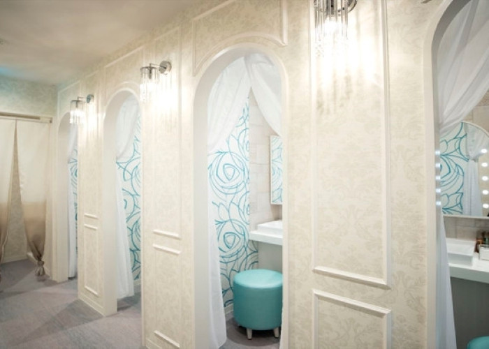 大浴場のパウダールームは個室タイプ。「ダイソン」のドライヤーが試せます◎