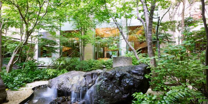 庭のホテル 東京（東京都 シティホテル）：四季折々の景色を楽しめる「中庭」。武蔵野の雑木林をイメージして造られた空間には、涼し気な滝や、風に揺れる木々など“癒し”が満載。
 / 1