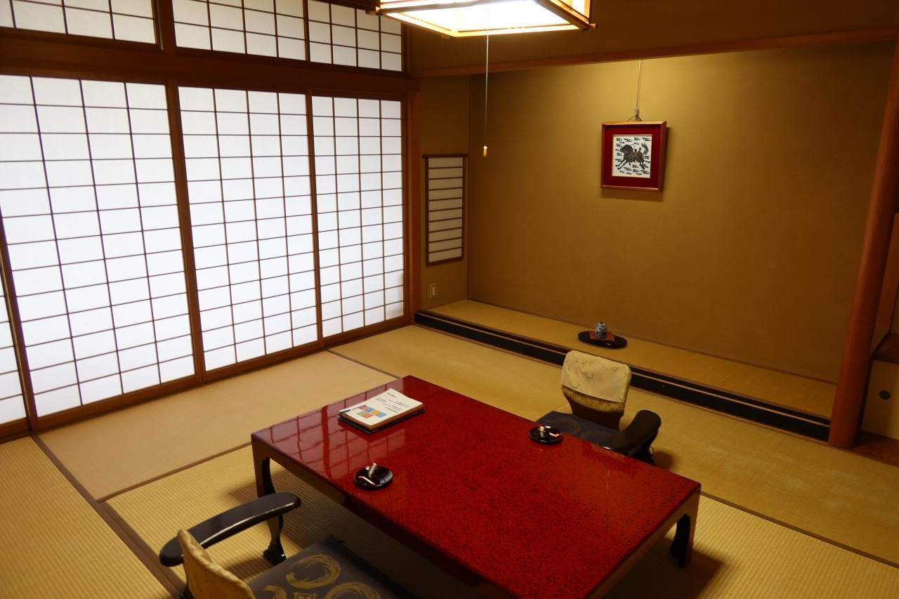 飛騨の山並みを眺めながら温泉を楽しむ4245612