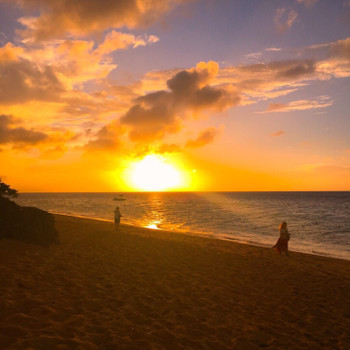 石垣島にある「サンセットビーチ」というビーチ。なにもせず砂浜でぼーっとするのがおすすめです！！！波音を聴きながらゆっくりリラックスできます。