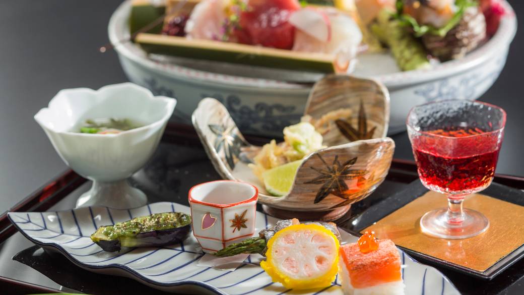 伊豆の魚介が満載
会席料理に舌鼓 / 2