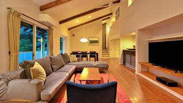 「別邸 藤黄」2階建メゾネット・ドッグラン付き　リビング① / 1