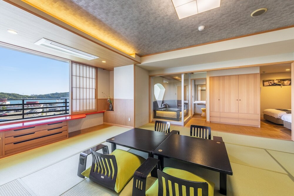 回転展望レストランで絶景と伊勢海老を♪3390283