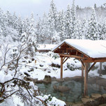 雪見露天風呂のある新潟県の旅館で、贅沢な温泉時間を。銀世界の情緒を楽しめるおすすめの宿7選