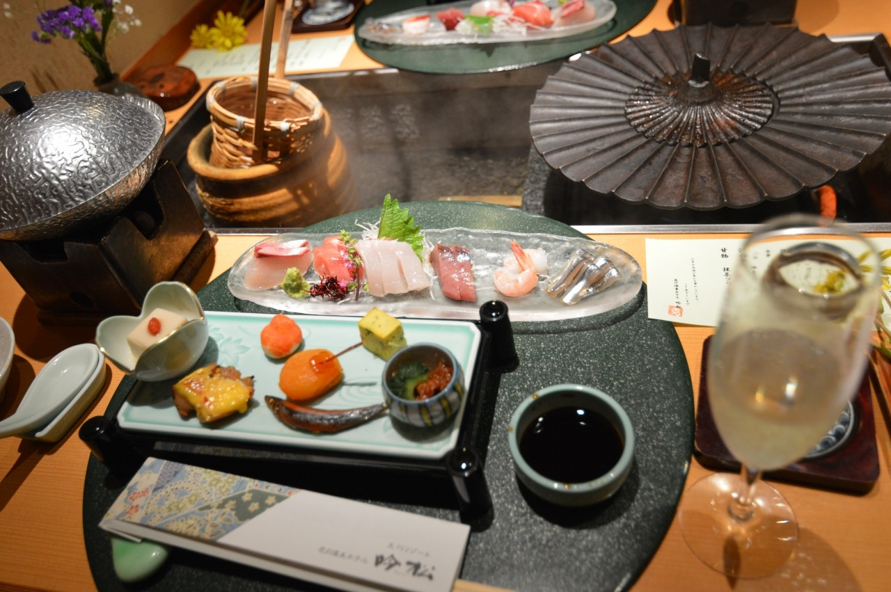 露天風呂付き客室と源泉が湧くテーブル「温泉卓」で、温泉を堪能4022217