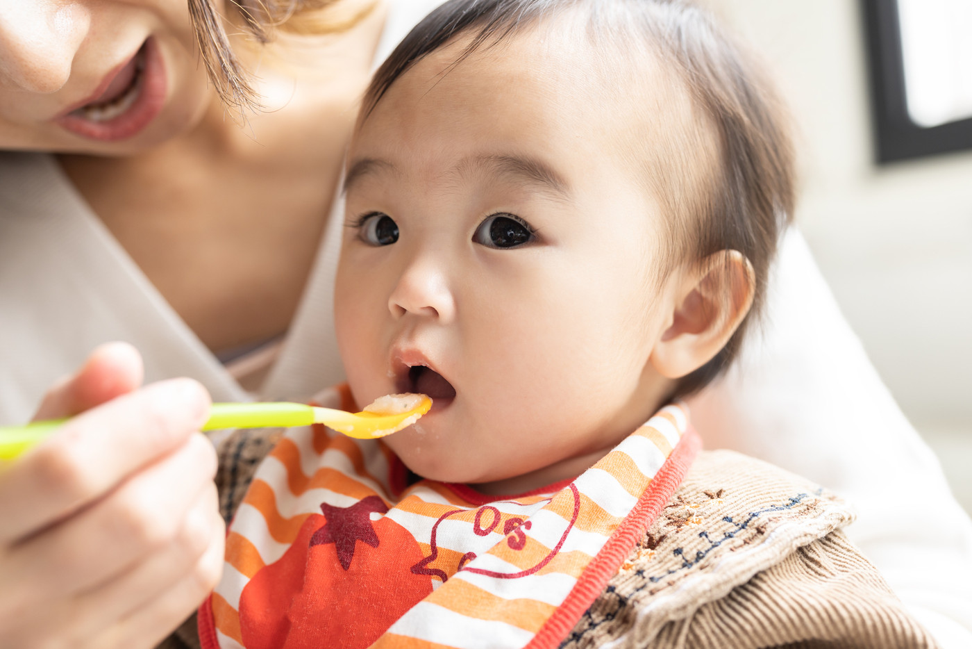 離乳食を食べる赤ちゃん