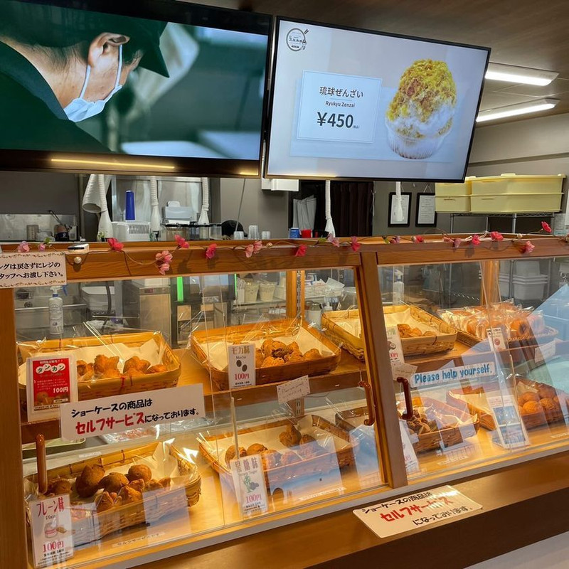 ショップで購入したものはテラス席でいただくのも◎ / 3