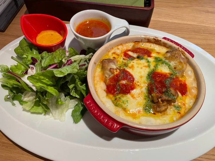 ほっこり安らぐ
カフェでのディナー / 2