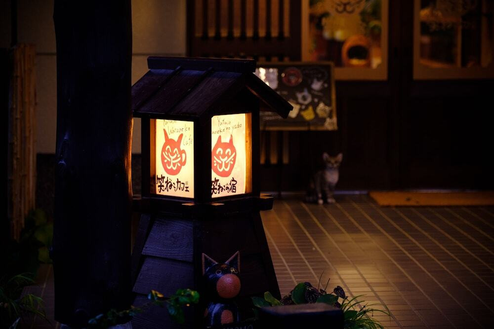 施設の正面 (日没後)