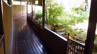 「離れの湯」への渡り廊下 / 1