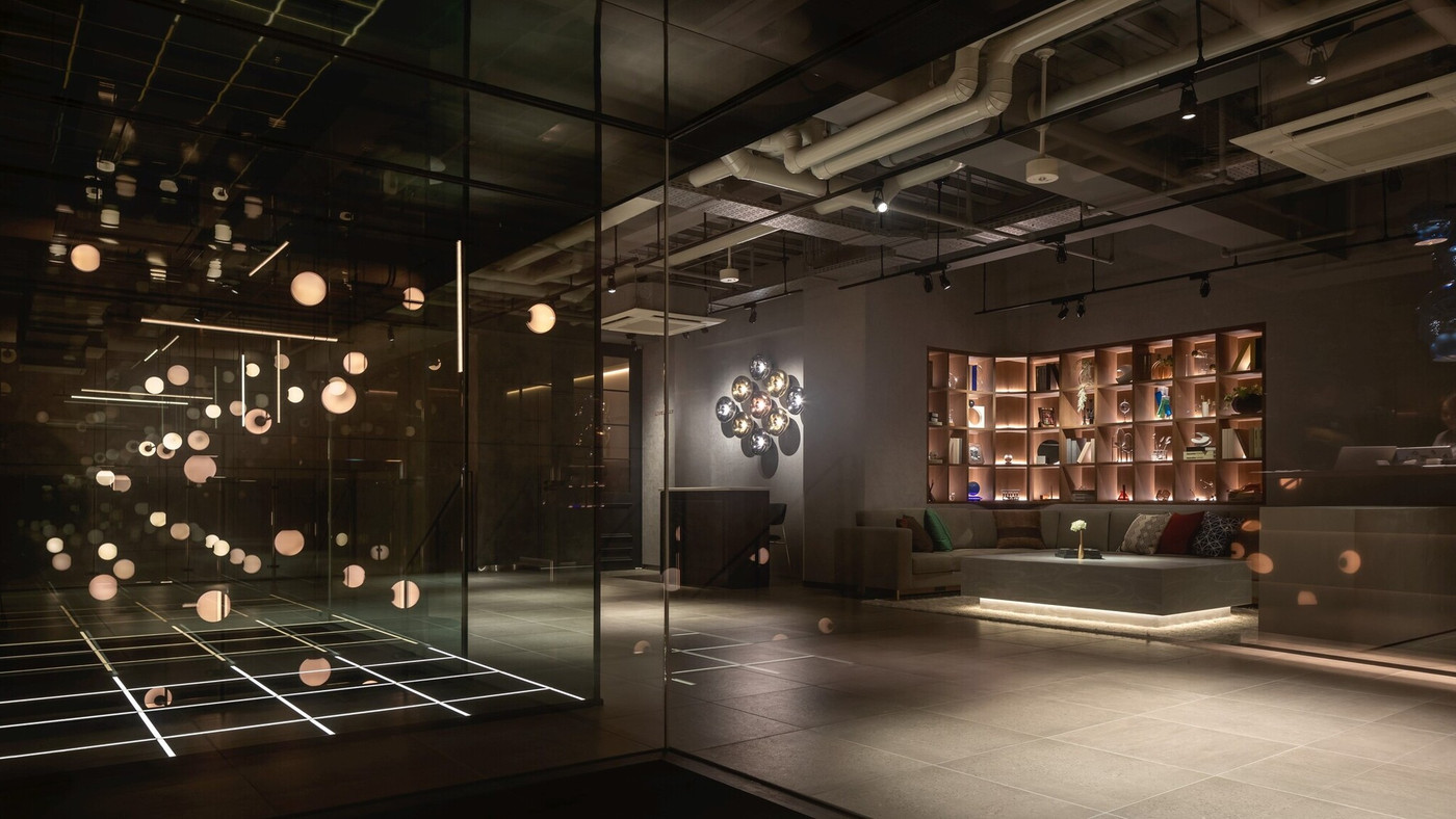 クリエイティブな空間で会話を楽しもう3716415