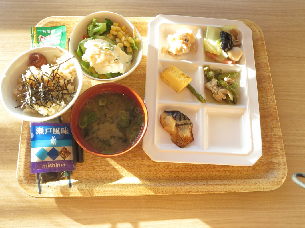 全てをいただくことができないほど品数が多い朝食です。