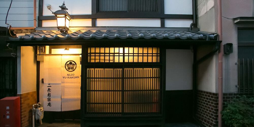 施設の正面 (日没後)