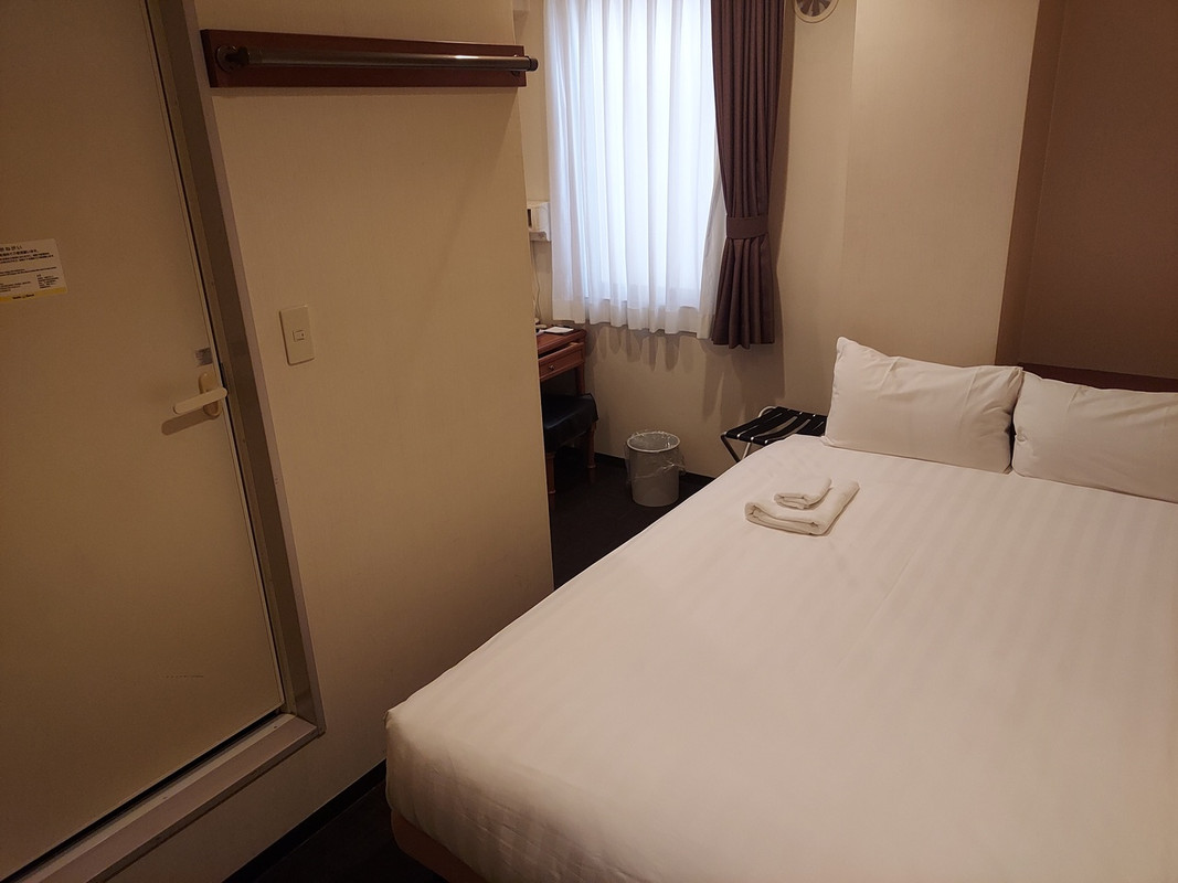 ベッドは充分広いのですが、部屋の大半を占めてます