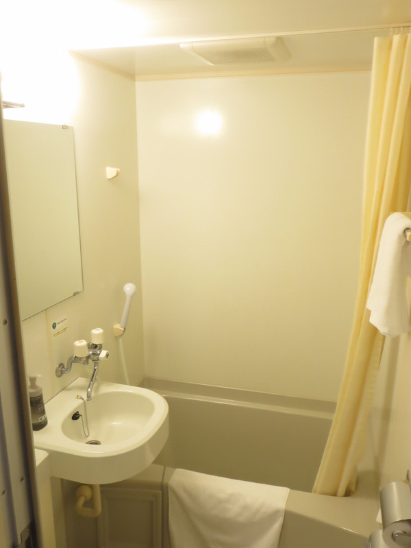 バスルームはトイレと洗面一体のビジネスホテルと同じものです。