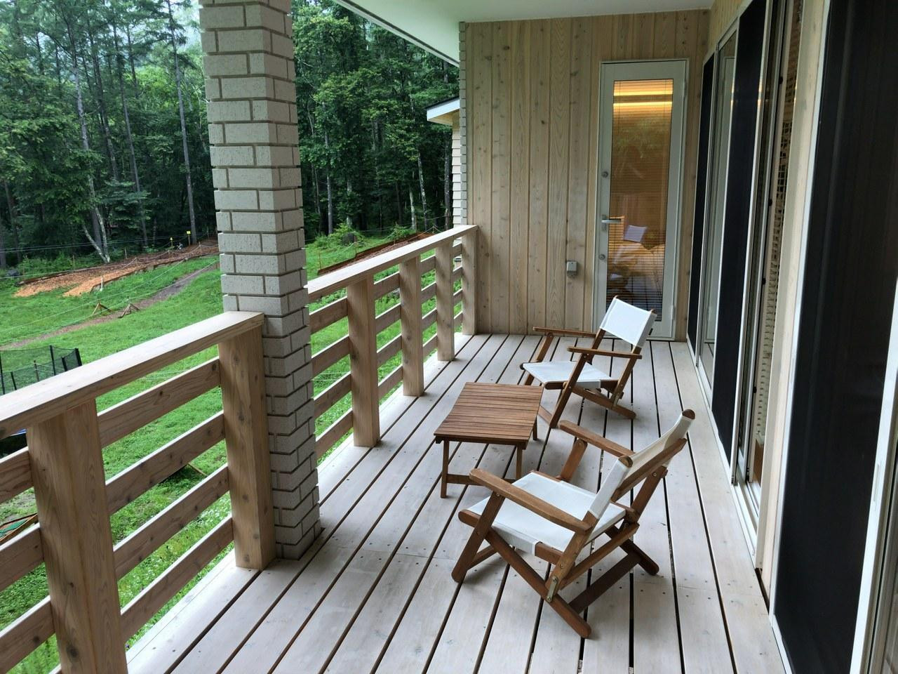 高原のモダンなログハウスで、安らぎのひと時を過ごす4237690