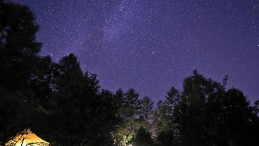 施設の正面 (日没後) / 6