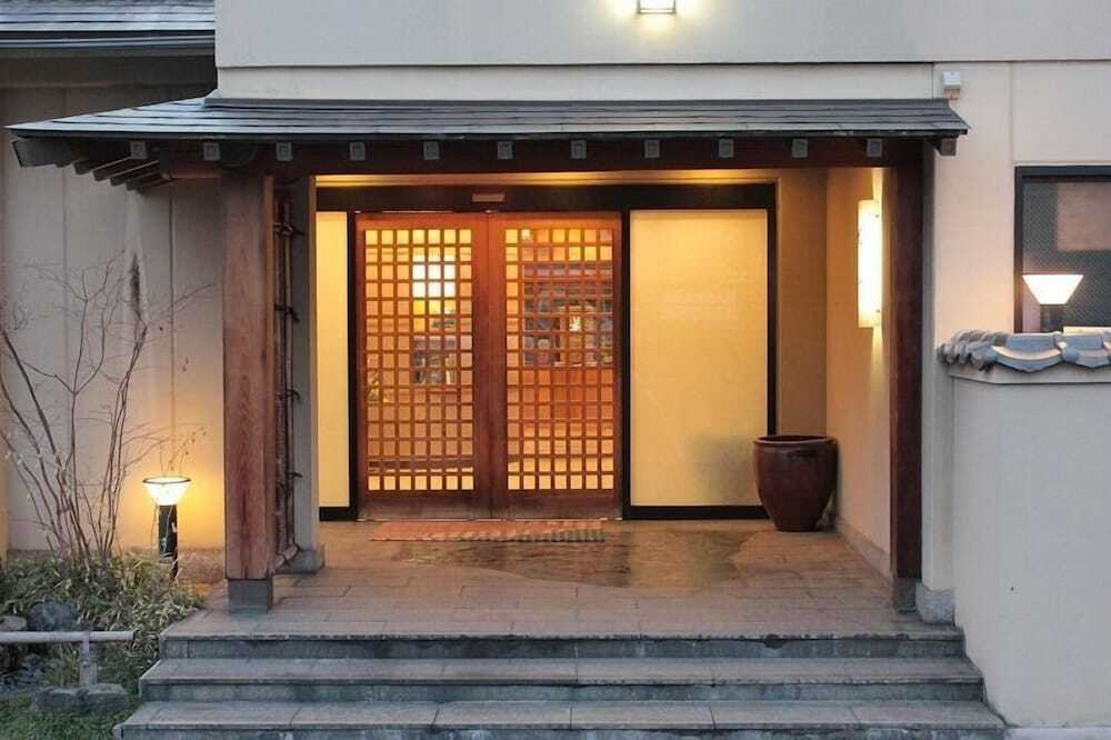 施設の正面 (日没後)