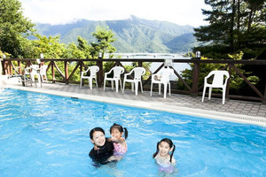 夏は屋外プールで大はしゃぎ！