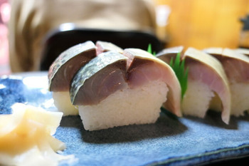 「末廣」 料理 78080035 分厚い鯖寿司
