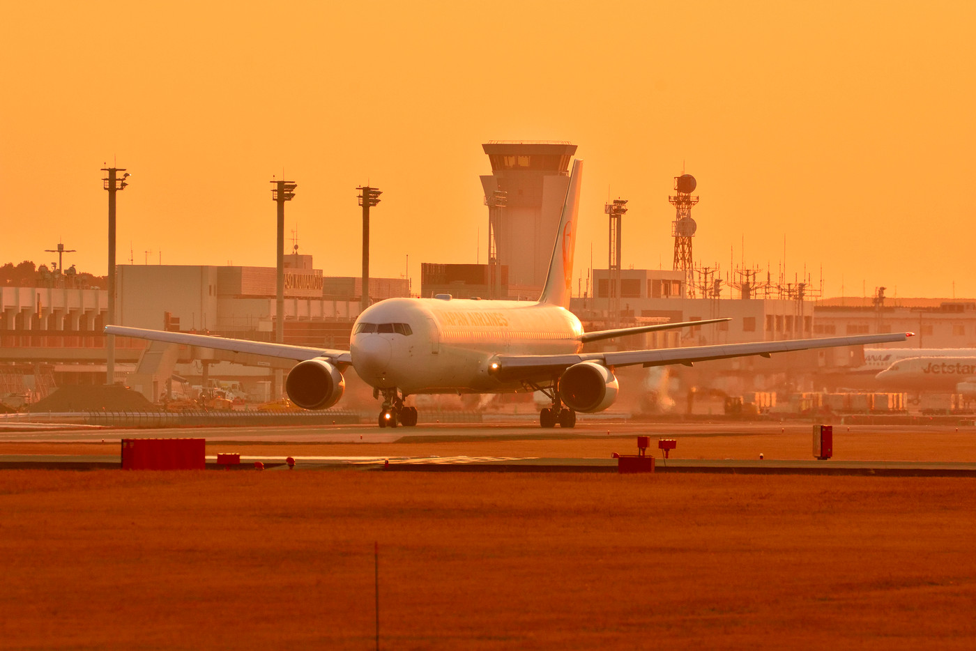 夕焼け空港と飛行機　　Sunset at the airport and plane