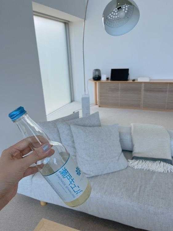 お部屋にはご当地ジュースや、お酒、お菓子がたくさん。どれもとってもおいしかったです / 3