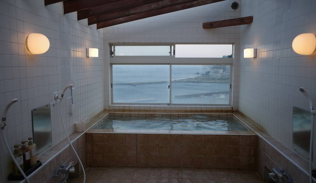 温泉貸切風呂で
疲れを癒して / 1