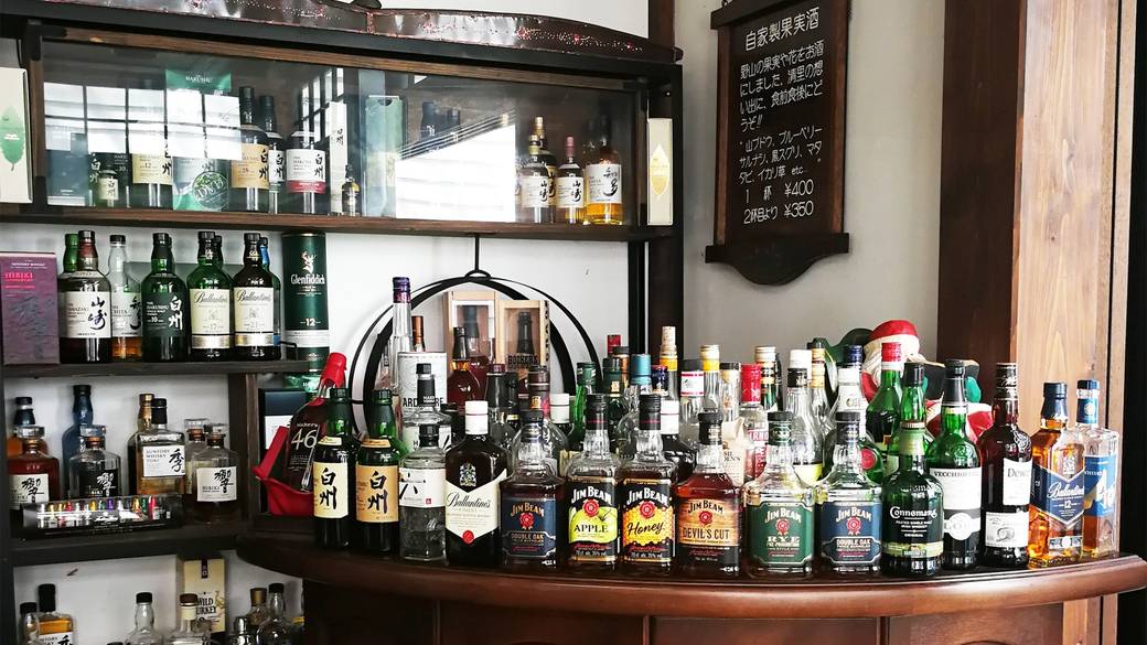 バーカウンターにはお酒がずらり / 1