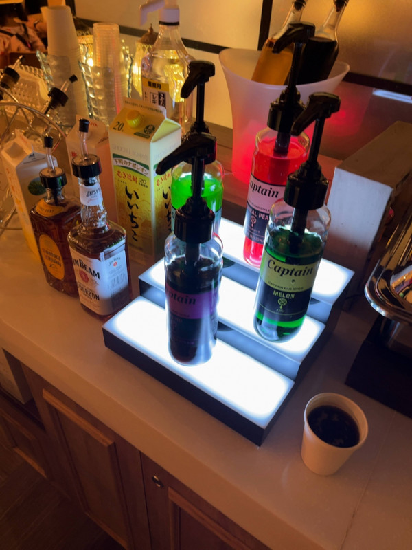 ウエルカムバーのラインナップ。ソフトドリンクもありました。