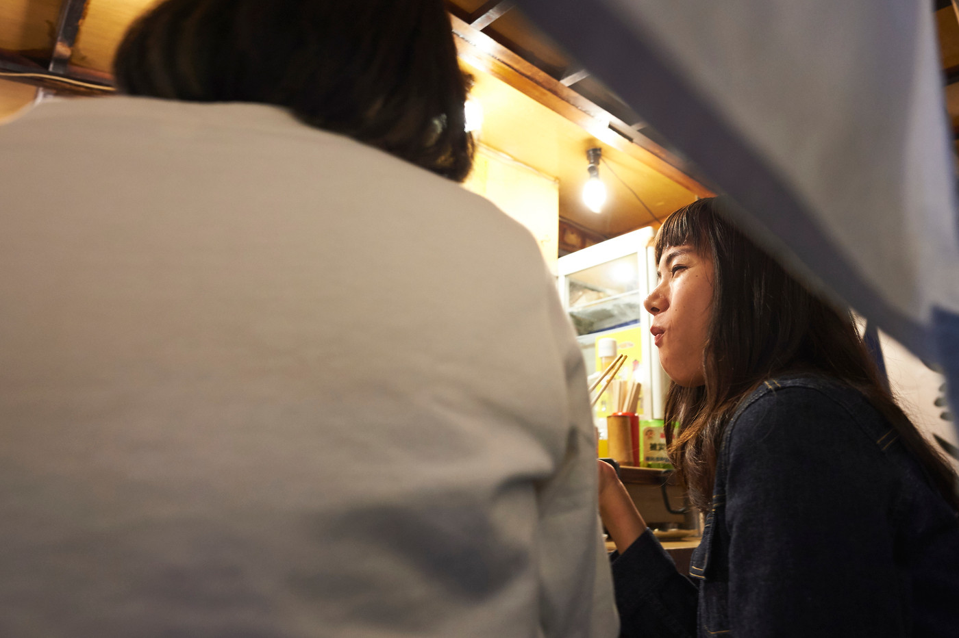 中州屋台　食事を楽しむ女性
