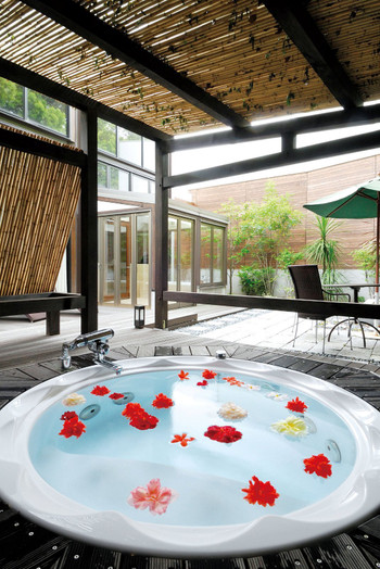 ジャグジー付き露天風呂にプライベートガーデン。開放感で心まで広くなる♡3567428