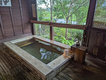 どこか懐かしさを感じる囲炉裏と薪ストーブのある宿3486551