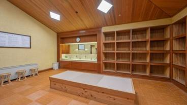 本館 千の杜 大浴場の脱衣所 / 3