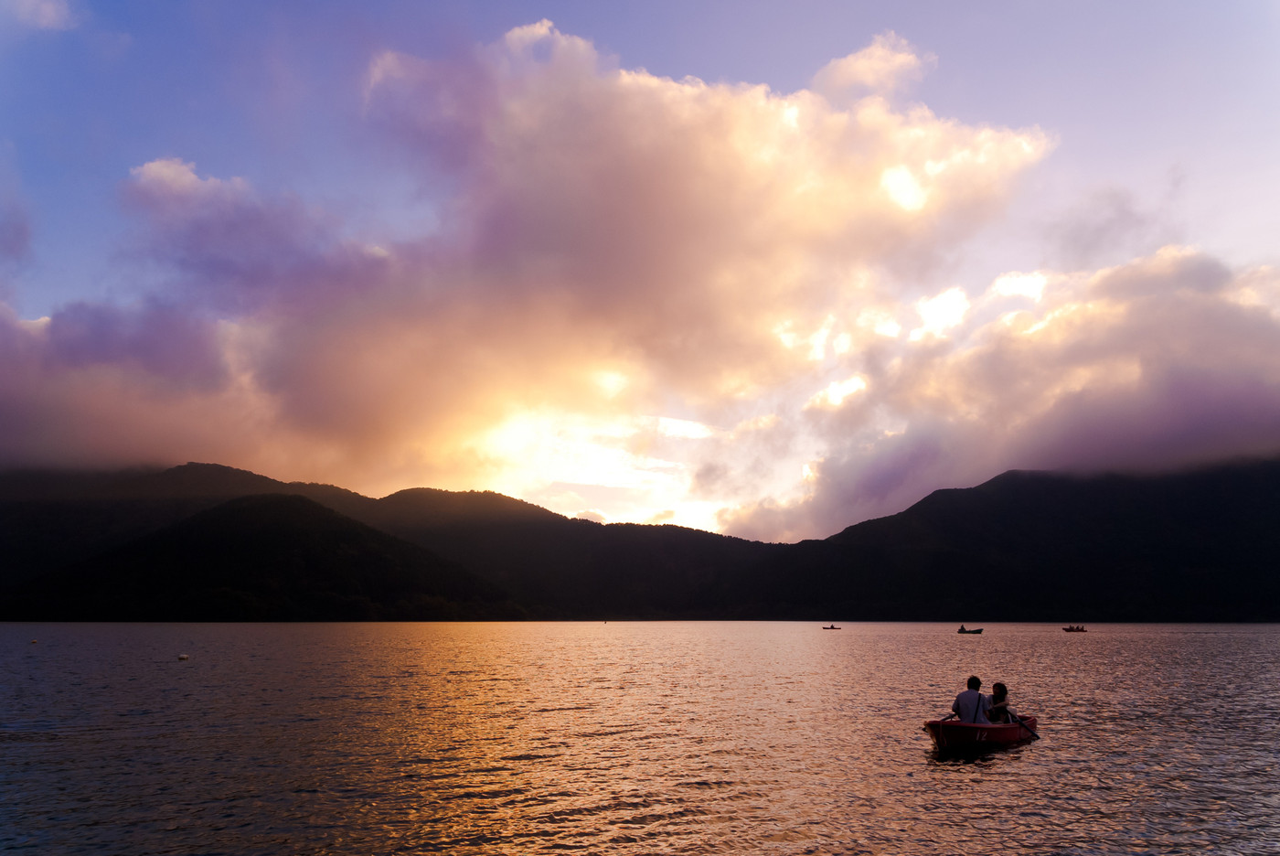 芦ノ湖のアベック手漕ぎボート