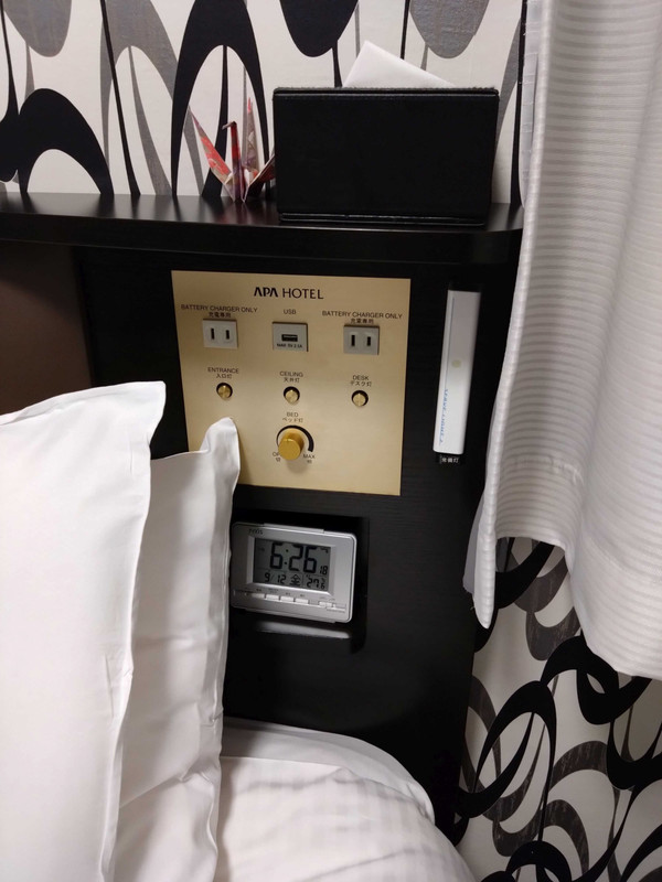 ベッド脇には、コンセントとUSBがあります