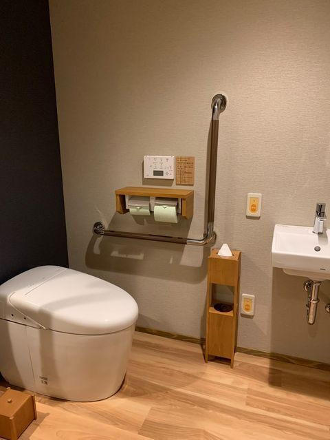 ユニバーサルルームのトイレはゆったりとした造り。シンプルでおしゃれな内装も素敵 / 3