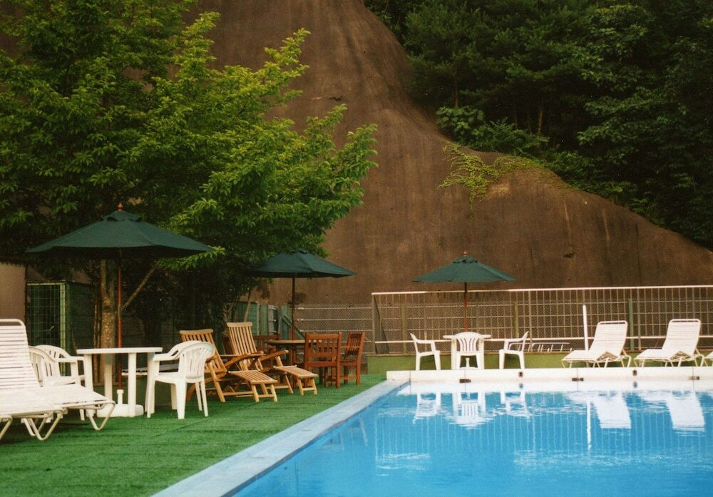 ガーデンプールでのんびり♪ジョン・レノンがお忍びした宿！4056210