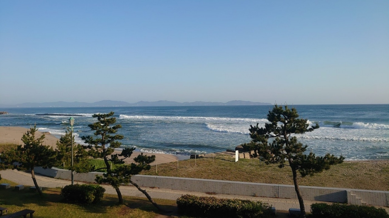 部屋から見た朝の海