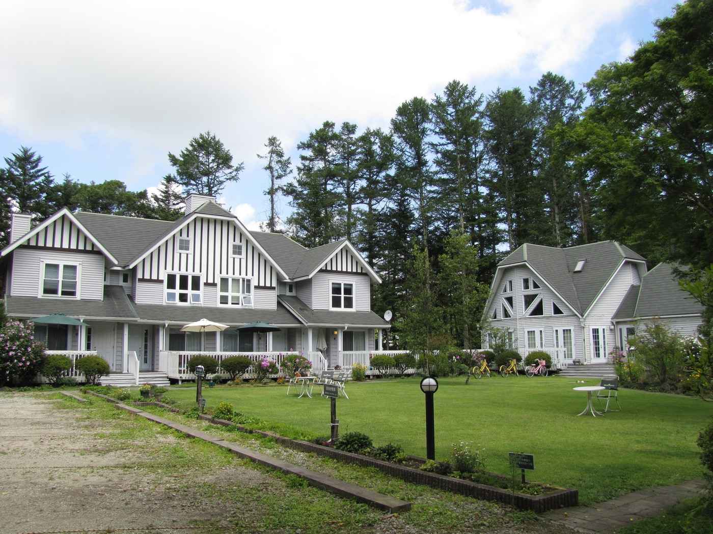 映画のセットのような外観にときめく♡自然に囲まれた洋風ホテル3532780