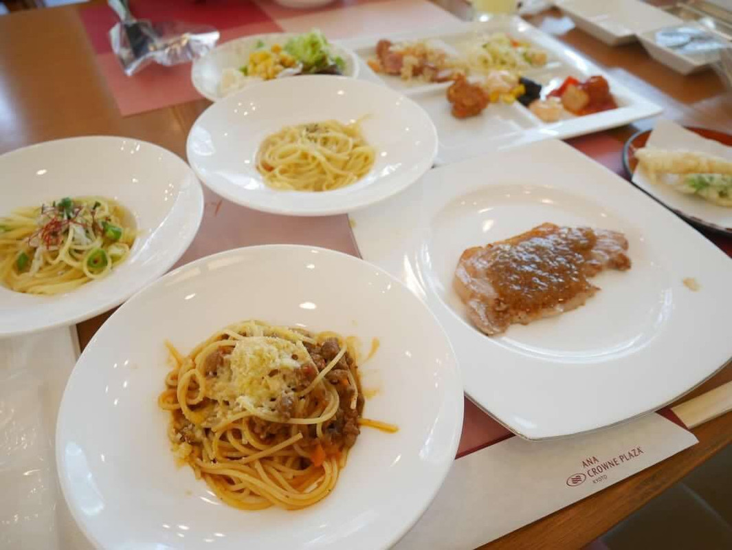 ランチビュッフェのパスタ4種類。ライブキッチンで出来立てを作ってくれる / 1