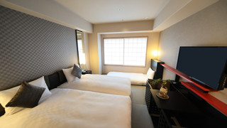 和洋室 ( 2シングルベッド+ 1 布団)