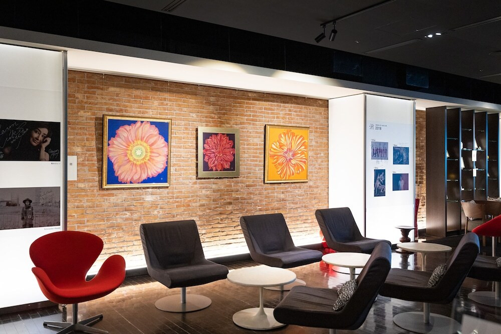 スタイリッシュな空間で夜景に包まれる4002787